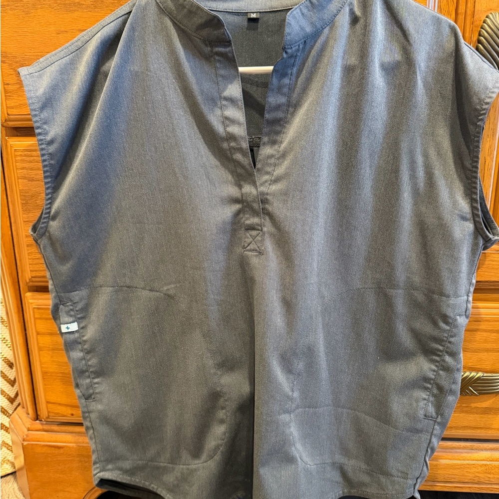 Women’s scrub top